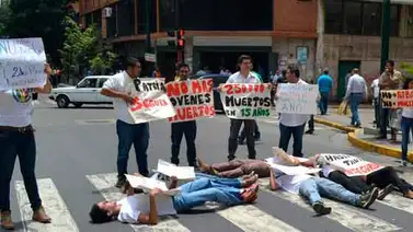 Jóvenes adecos se acostaron frente al Ministerio de Interior en protesta Jóvenes adecos se acostaron frente al Ministerio de Interior en protesta