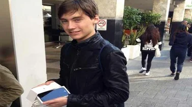 Fue el primero en comprar un Iphone 6 y se le cae al suelo