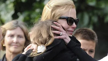 Nicole Kidman y familia asisten al funeral de su padre