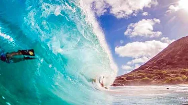 Un fotógrafo capta imágenes sorprendentes de olas en Hawái