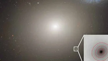 Descubren enorme agujero negro en pequeña galaxia