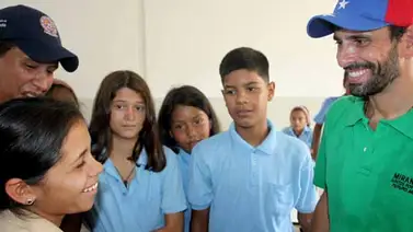 Capriles inaguró colegio en San Francisco de Yare Capriles inaguró colegio en San Francisco de Yare