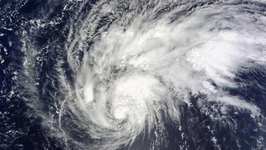 Huracán Edouard se fortalece en el Atlántico alejado de la costa