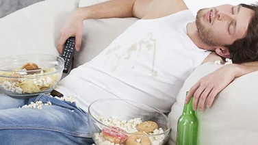 ¿Por qué nos da sueño después de comer mucho?