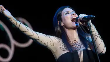 Laura Pausini, indignada porque tras sus éxitos se hable de una bata abierta Laura Pausini, indignada porque tras sus éxitos se hable de una bata abierta