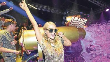 París Hilton inaugura en Ibiza su fiesta de "Espuma y Diamantes"