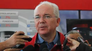 Rafael Ramírez: Producir un litro de gasolina cuesta entre Bs 2,4 y Bs 2,7