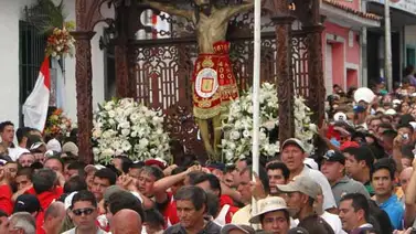 Feligreses caminan al encuentro con el Santo Cristo de La Grita Feligreses caminan al encuentro con el Santo Cristo de La Grita