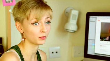 La joven que combate con "selfies" su rara enfermedad
