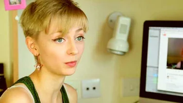 La joven que combate con "selfies" su rara enfermedad