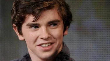 El actor Freddie Highmore reinventa al asesino de Hitchcock en "Bates Motel"