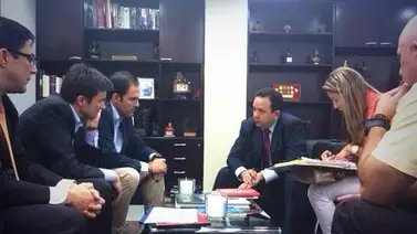 Directivos de Iberia se reúnen con el Ministro de Economía y Finanzas Directivos de Iberia se reúnen con el Ministro de Economía y Finanzas