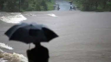 Más de 150 personas atrapadas por deslizamiento de tierra en India Más de 150 personas atrapadas por deslizamiento de tierra en India