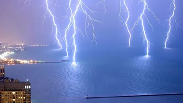 ¿Qué ocurre cuando un rayo cae en el mar?
