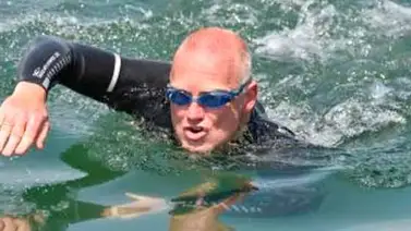 Alemán nada el Rin a lo largo para alertar de su contaminación Alemán nada el Rin a lo largo para alertar de su contaminación