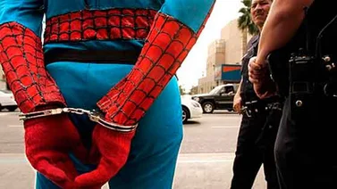 Hombre vestido de "Spiderman" atacó a policía en Nueva York