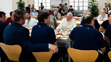El Papa almuerza con trabajadores del Vaticano en una cantina laboral El Papa almuerza con trabajadores del Vaticano en una cantina laboral