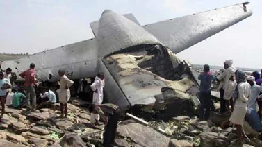 Fallecen 7 ocupantes al estrellarse helicóptero militar en la India
