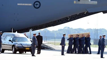 Llegan a Holanda los restos de otras 74 víctimas del vuelo MH17