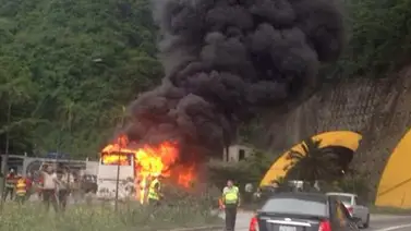 Autobús incendiado en la GMA genera cola Autobús incendiado en la GMA genera cola