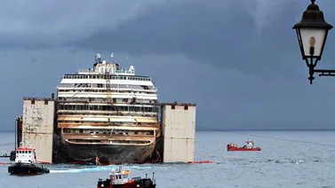 El Costa Concordia parte hacia Génova para su desguace