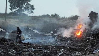 Rebeldes entregan las cajas negras del Boeing-777 a representantes malasios