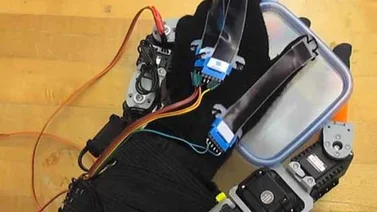 El nuevo guante-robot que otorga dos dedos adicionales