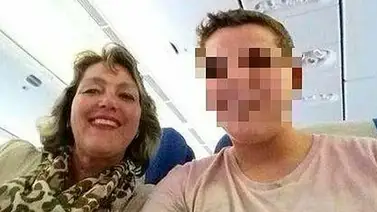 Una madre y su hijo se tomaron un selfie antes que despegara el MH17 Una madre y su hijo se tomaron un selfie antes que despegara el MH17