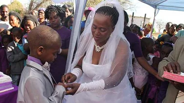 Niño de 9 años se vuelve a casar con su esposa de 62