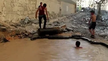 En Siria el cráter de bomba se transforma en piscina