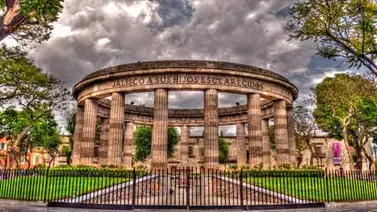 Multan a una actriz por celebrar fiesta en el cementerio de hombres ilustres Multan a una actriz por celebrar fiesta en el cementerio de hombres ilustres