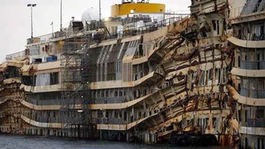 Vuelve a flotar el "Costa Concordia", tras dos años y medio de su naufragio