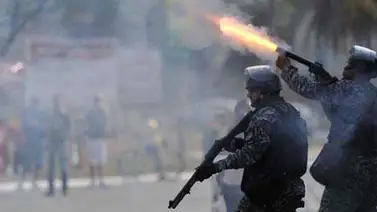 Policías dispersan con gases lacrimógenos protesta cercana al Maracaná Policías dispersan con gases lacrimógenos protesta cercana al Maracaná