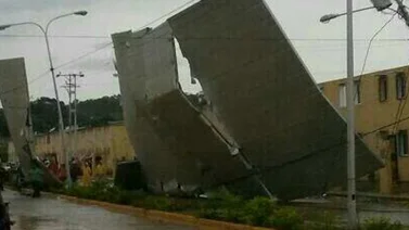 Ventarrón despegó los techos de casas de Misión Vivienda