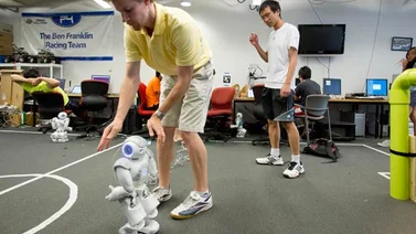 Robots se entrenan para un futuro mundial de fútbol