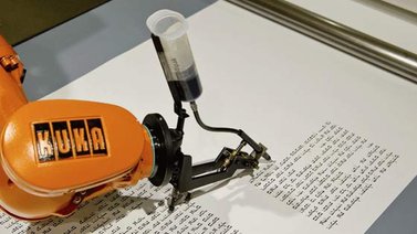 Robot escribano comienza a reproducir la Torá en el Museo Judío de Berlín