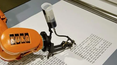 Robot escribano comienza a reproducir la Torá en el Museo Judío de Berlín