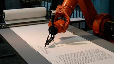 Robot escribe una Torá más rápido que un rabino
