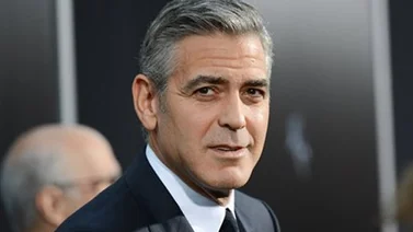 Clooney fustiga tabloide por nota sobre su suegra