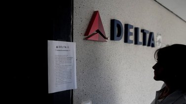 Delta deja a un gentío en el aire