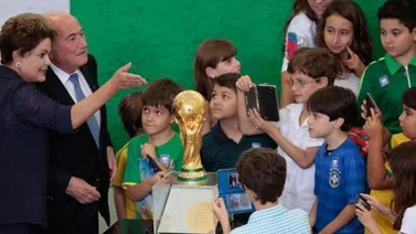 Rousseff dice que entregará la Copa y espera que sea a Brasil