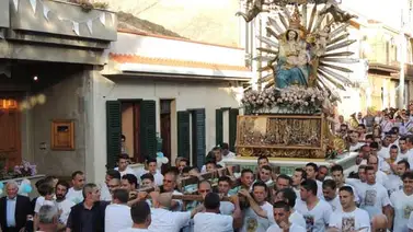 Procesión religiosa desafía palabras del Papa Procesión religiosa desafía palabras del Papa