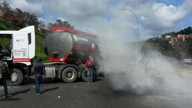 Cierran vía en Terrazas del Ávila con camión de Pvdsa