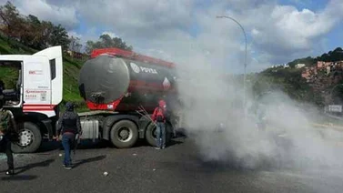 Cierran vía en Terrazas del Ávila con camión de Pvdsa
