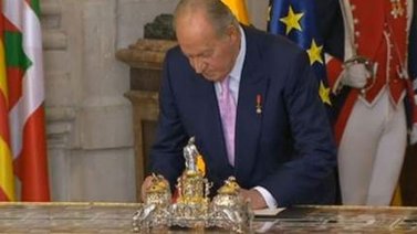 El rey Juan Carlos de España firma su Abdicación