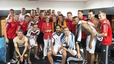 Así fue el selfie de la canciller Angela Merkel junto a la selección de Alemania Así fue el selfie de la canciller Angela Merkel junto a la selección de Alemania