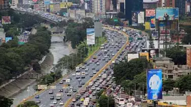 Largas colas por mantenimiento en la autopista Francisco Fajardo Largas colas por mantenimiento en la autopista Francisco Fajardo