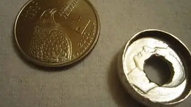 Creó su anillo de bodas con una moneda de 25 centavos Creó su anillo de bodas con una moneda de 25 centavos