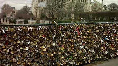 Los candados del amor dañan puente de París