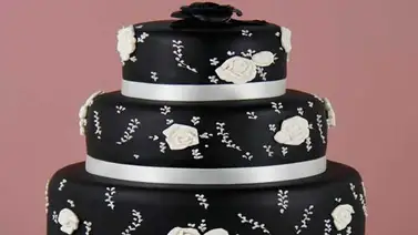 Se divorcian y lo celebran con un pastel negro Se divorcian y lo celebran con un pastel negro